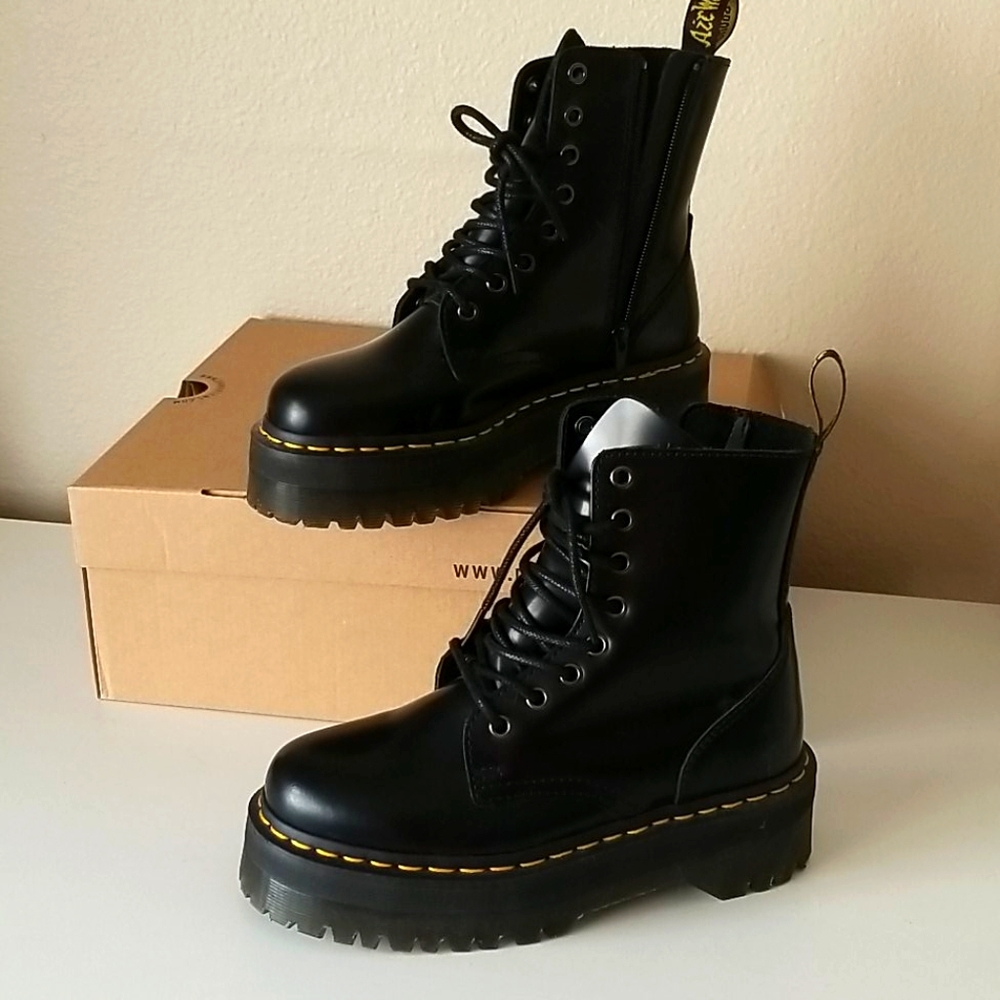 Dr. Martens Jadon size 6